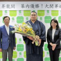 古里柏へ堂々凱旋　初Ｖと新大関、市長に報告　大相撲・豊昇龍