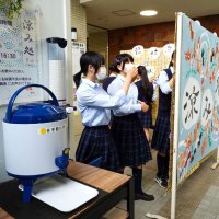 涼み処をより涼しげに　大原高生が装飾アレンジ　いすみ市役所