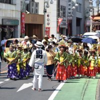 田町区伝統行事の稚児行列で商店街を歩く子どもたち
