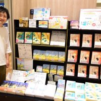 未来屋書店幕張店では清水さんの作品を大展開している＝千葉市美浜区
