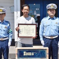 片付け中「バーン」と大きな音…　店を出ると路上に倒れた女性　救護やひき逃げ捜査に協力　鴨川のサーフ店オーナーに感謝状