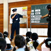 合言葉は「いかのおすし」　警備会社と香取署連携　東庄小１、２年生に防犯教室