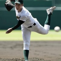 東海大甲府戦に先発した専大松戸の渡辺翼＝甲子園（共同）
