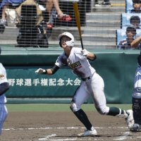 ３回裏専大松戸１死満塁、中山が先制の右犠飛を放つ。（共同）
