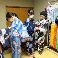 浴衣姿で盆踊り　日本の伝統満喫　中高生１３人が着付け体験　睦沢町