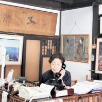 今では珍しい黒電話で対応する渡辺久恵さん