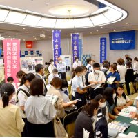 真剣に受験情報収集　進学フェア、９００人来場　成田