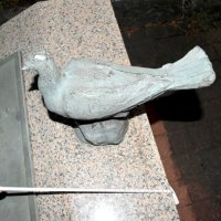 平和希求　思い形に　熱帯びた市民運動　四街道市核廃絶宣言４０周年　ハトの像と碑文　【月刊ほぼ実物大ニュース】