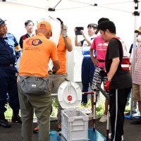 マンホールトイレの設置訓練を視察する千葉市の神谷市長（左）＝２７日午前、同市中央区の椿森中学校
