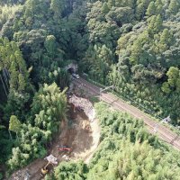 土砂崩れが発生した外房線土気―大網間の復旧工事状況＝１１日（ＪＲ千葉支社提供）
