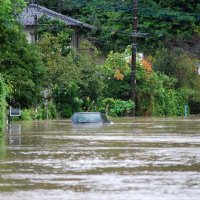 大雨で水に漬かり動けなくなった車＝８日午後１時１５分ごろ、長柄町針ケ谷