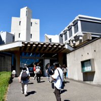 日本大学図書館生産工学部分館を見学する参加者