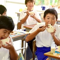 年間通じて白子産米給食　町立小中校、９月から拡大　児童「モチモチしておいしい」