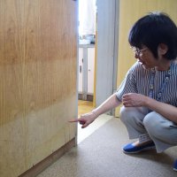 今回の大雨で浸水した痕を示す平野校長。真ん中の線が房総豪雨、一番上の線が１９８９年の水害の時の浸水高＝茂原市立中の島小
