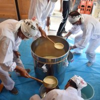 伝統の醸造神酒瓶詰め　歴史１３００年、祭りに奉納　南房総・莫越山神社で完成