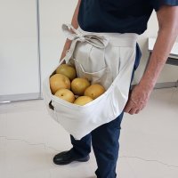 端に空いた穴に指を入れ梨を運ぶ際の取っ手にできる
