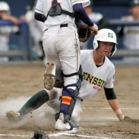 昭和学院─専大松戸　７回裏専大松戸１死二、三塁、鵜沢のスクイズで三走中山が５点目のホームイン＝県総合ＳＣ
