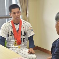 Ｕ１８（１８歳以下）Ｗ杯の金メダルと全国高校野球選手権西東京大会の優勝メダルを掛けて長谷川市長（右）と対談する安田投手＝１８日、鴨川市