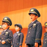 「手を上げて道路横断」　園児、元気に宣言　秋の交通安全運動で出動式　 千葉北署