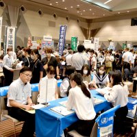 私学７２校特色アピール　受験生、真剣に進路選び　千葉市・幕張メッセ