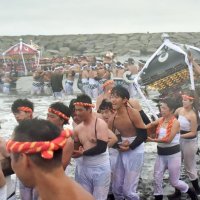 海でみこしをもんだり砂浜を走ったりする担ぎ手たち＝２３日午後、いすみ市の大原海岸