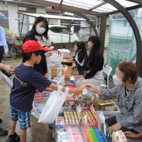 高校生と高齢者が駄菓子屋　月１回、松戸の空き家に開店　昔の遊びも、世代超え交流