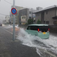大雨で冠水した道路＝8日午前８時ごろ、茂原市