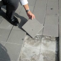 南口デッキの痛んだタイル＝舞浜駅南口