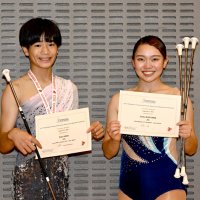 上田と女子アダルト部門７位だったクリアバトン所属の杉山一花（右）