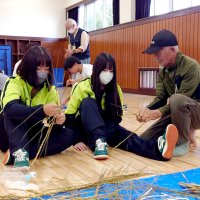 稲わらで「しめ縄作り」　市原高生、伝統文化を体験