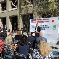 柏市役所での歓迎式典であいさつするトーランス市のジョージ・チェン市長