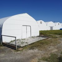 かまぼこ屋根のハウス形状をした養殖場建物
