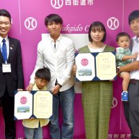 合言葉は「笑顔」市民が一役　四街道　横断幕ＰＲ文考案の２人表彰