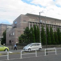 ＪＲ本八幡駅からバスで約１０分の立地。広大な敷地が印象的だ