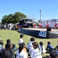 子ども元気　大人も満喫　青空の公園、舞台や出店　旭