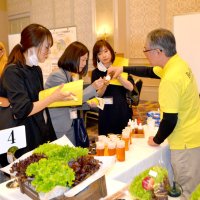 千葉・市原・茂原・東金４市イベント　１０社出展　連携へ商品ＰＲ　飲食店経営者ら１５０人来場