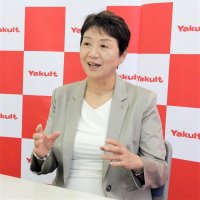 化粧品事業の歩みを振り返る書籍を出版した吉田さん＝千葉市若葉区
