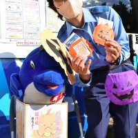 折り紙で作ったカボチャ（パンプキン）の啓発グッズを持つ茂原署員＝２９日、白子町
