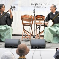 親子で競演するプロ三味線奏者の佐藤通弘さん（右）と通芳さん＝成田市
