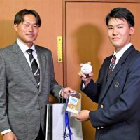 ドラ４早坂（幕張総合高）「やっと実感湧いた」　千葉ロッテから指名あいさつ