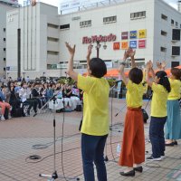 出演者の歌に手拍子で応える観客たち＝２１日、船橋市
