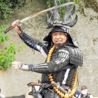 ５年ぶり、武者行列勇ましく　大多喜お城まつり　「出陣じゃ！」２００人勝ちどき　本多忠勝役は渡辺正行さん