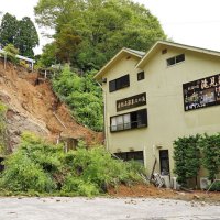 【崩落】建物裏手の土砂が崩れた滝見苑＝９月９日、大多喜町粟又
