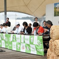 決勝大会に進んだ多古米を食べ比べる審査員ら
