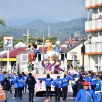 館山にミッキー来た！　千葉県１５０周年、公道パレードにディズニー　市の人口超える５万７千人詰めかけ