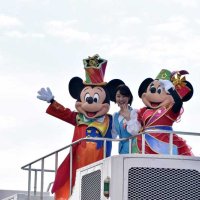 パレードに登場したミッキーとミニー。中央は東京ディズニーリゾート・アンバサダーの小笠原美果さん＝１２日、館山市