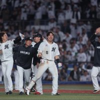 １０月１６日のホークス戦で延長十回にサヨナラ打を放ち、喜ぶ安田（５）。左隣は笑顔の吉井監督