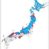 水色が２００４年の環境省によるクマの確認地点、赤色はその後の分布拡大エリア（１４年３月の日本クマネットワークの報告書より）
