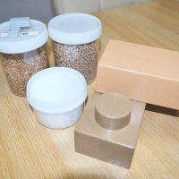 廃木材を活用したレンブロック。左は材料となった木材やプラスチック
