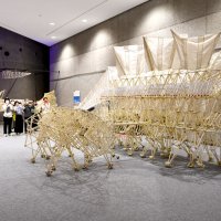 環境問題考える契機に　風で動く「生命体」実演も　千葉で「テオ・ヤンセン展」